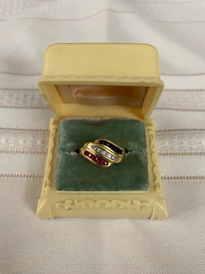 Vintage 14k yellow gold ring size 7 diamond ruby and sapphire very pretty