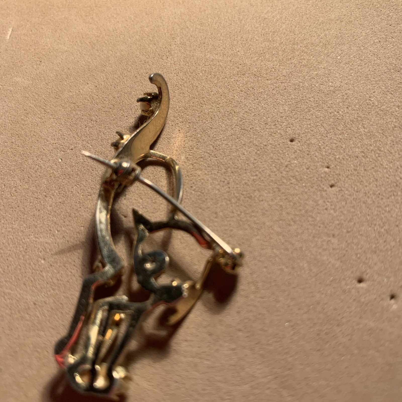 Estate cat Pin with pearls measures 1inX2i quality Gold=tone safety catch clasp