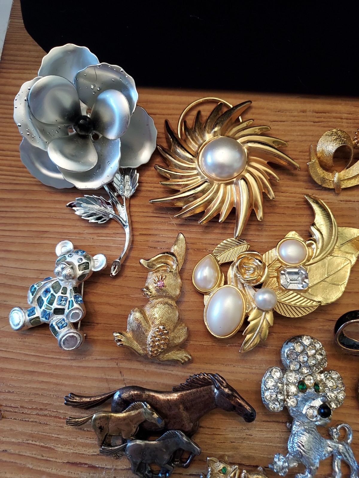 Huge Lot Of Vintage Booch/ Pins Trifari Lisner Roman Jj Avon Gerrys Rafaelian