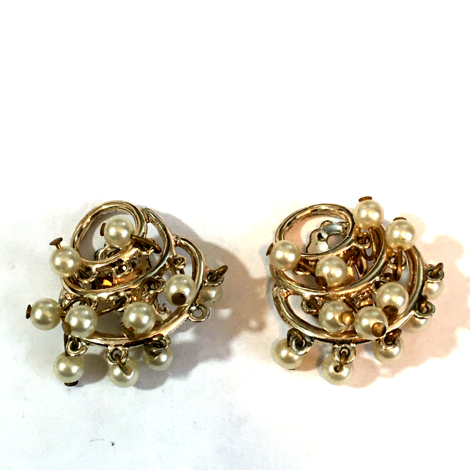 VINTAGE GOLD TONE CLIP ON EARRINGS FAUX PEARLS DROP DANGLE 1 1/2″ BOUGIE FUN