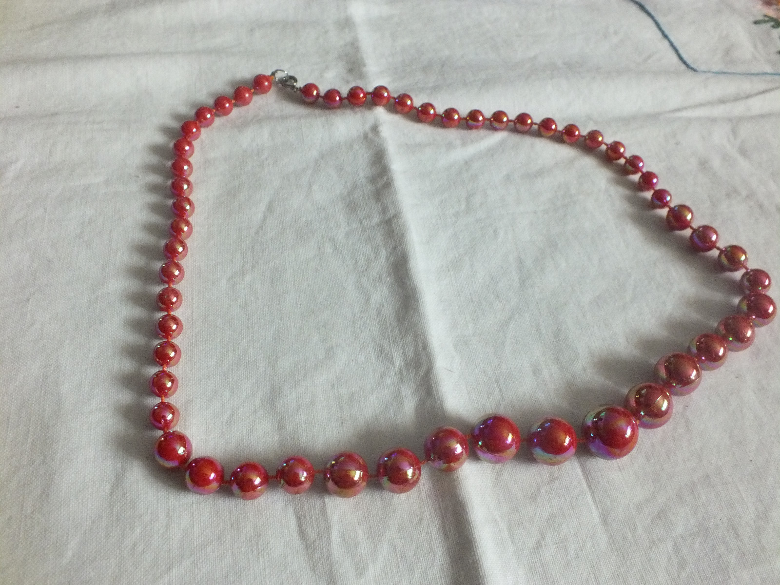 Beautiful Necklace Silver Tone Iridescent Pinkish Red Beads 22″ NICE