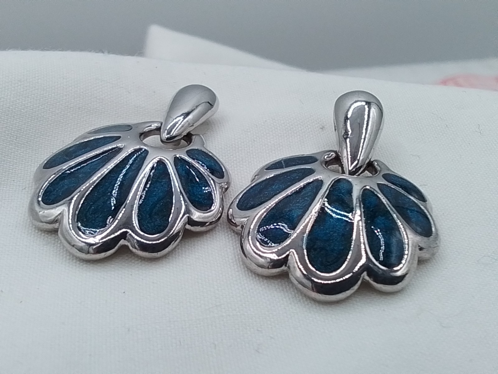 DANGLE DROP USA VINTAGE SEASHELL SHAPE NAUTICAL ENAMEL INLAY PIERCED EARRINGS