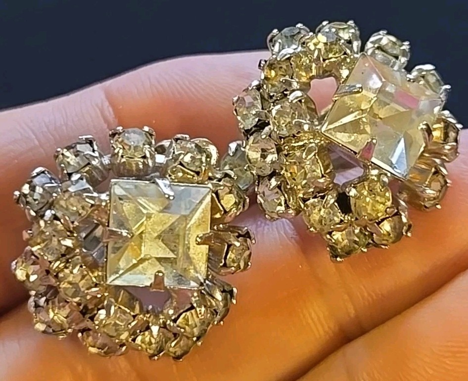 Vintage Fashion Earrings Prong Set Clear Rhinestone Silver Tone Square Shape 1″