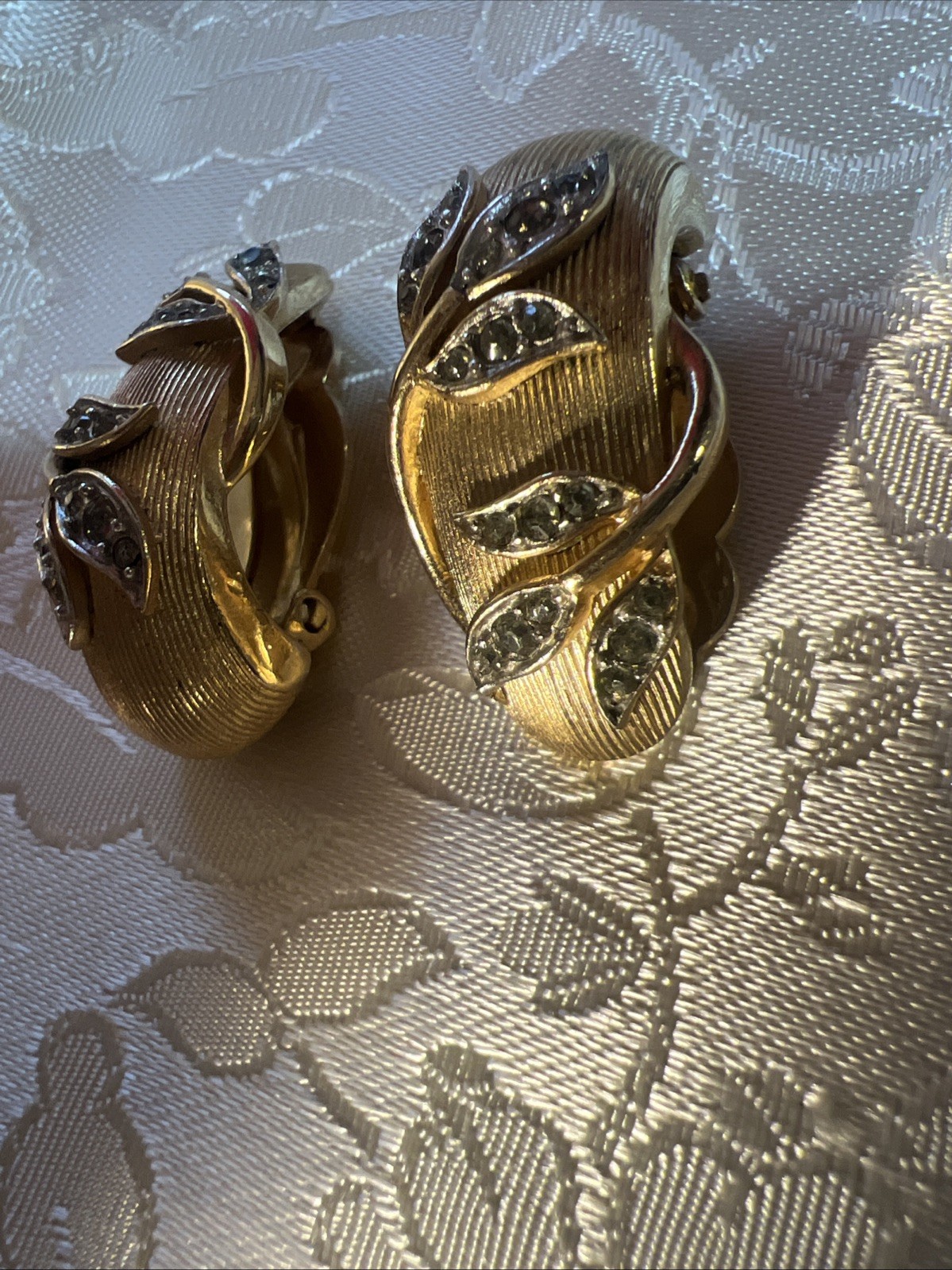 Vtg Crown TRIFARI PHILIPPE Rhinestone GARDEN OF EDEN Leaf Brushed Gold Earrings