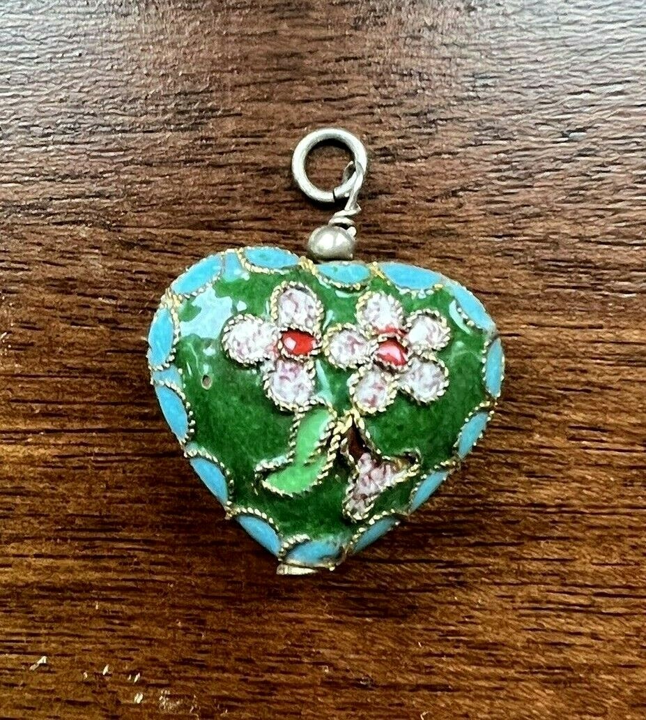 Heart Shaped Pendant With Daisy Flowers About 1″ Wide Enamel Coated