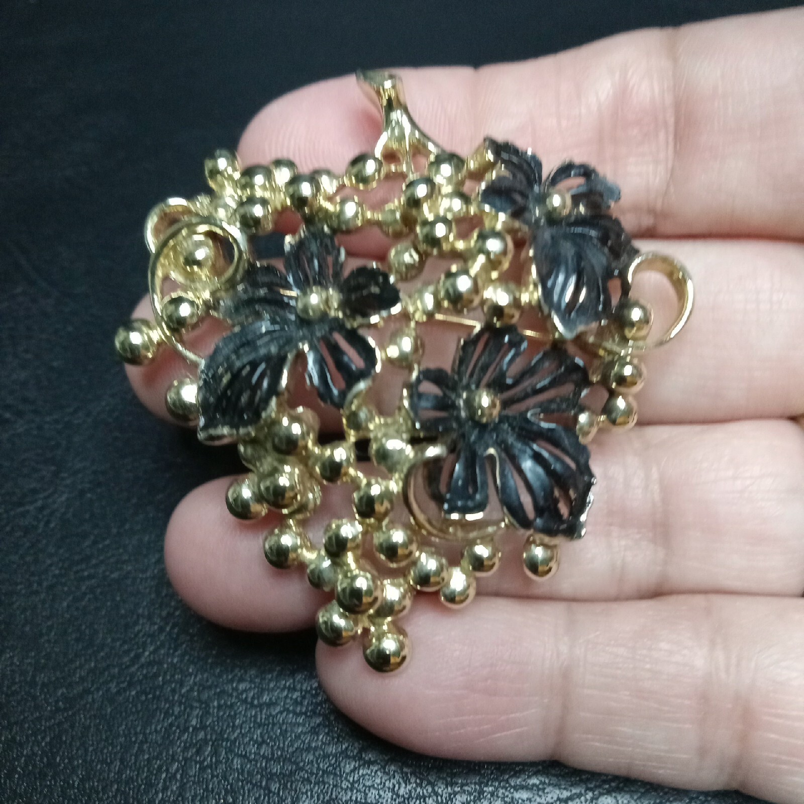Vintage SARAH COVENTRY Bunch Of Grapes Black Enamel Leaf Brooch. 8496