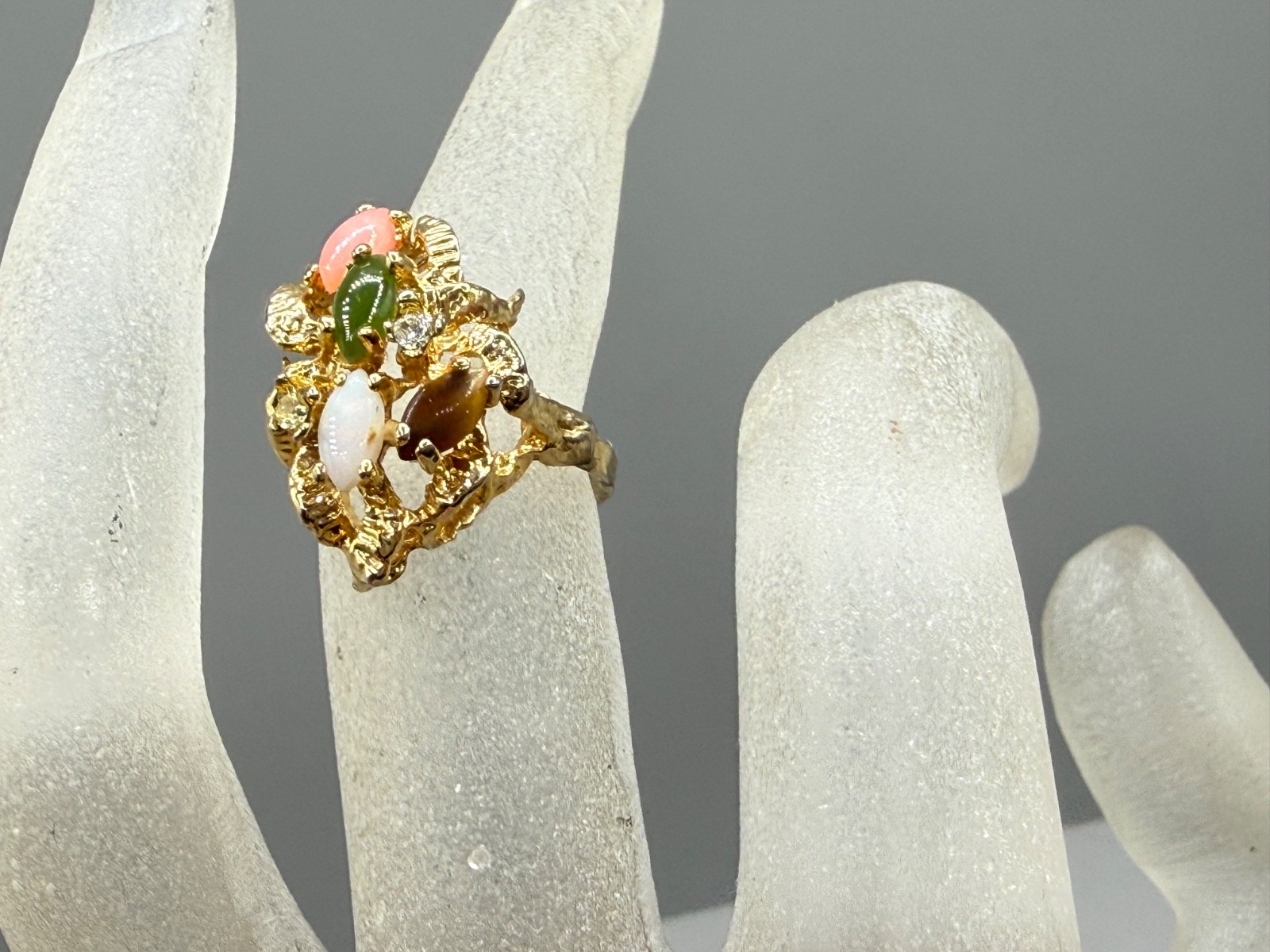 VINTAGE GOLD PLATED OPAL CORAL JADE TIGER’S EYE CLUSTER TEXTURED RING SIZE 5