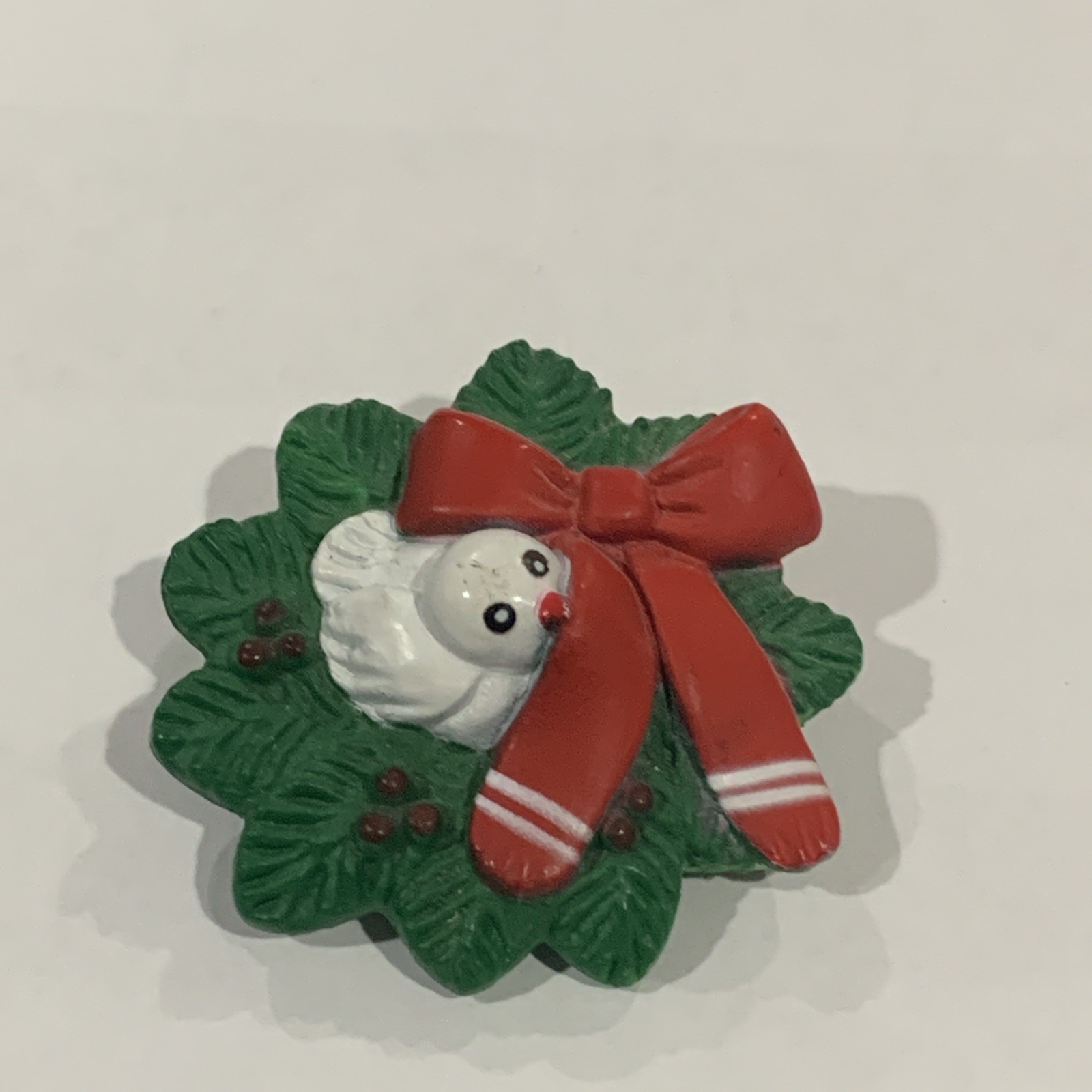 VTG Fun World Div Bird Nesting In Christmas Wreath Brooch Plastic