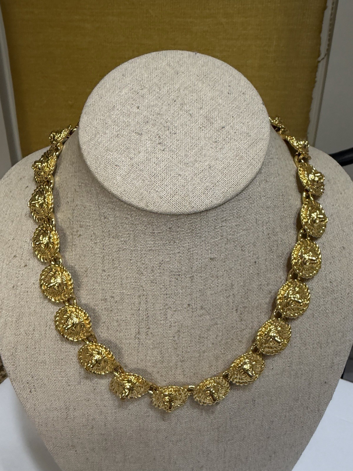 VTG AUTH ANNE KLEIN GOLD LION HEADS HEAVY CHAIN TOGGLE CLOSURE NECKLACE
