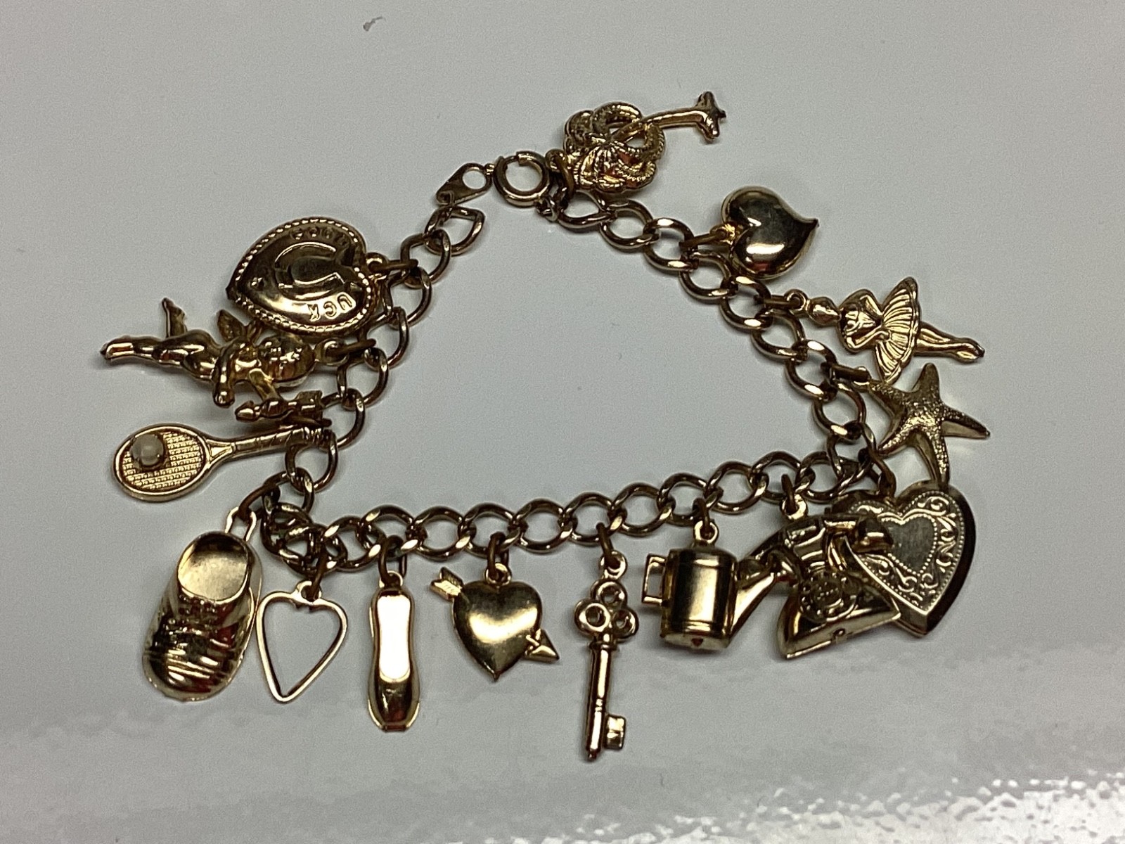 Vintage Goldtone Charm Bracelet 15 Charms 7 inch chain