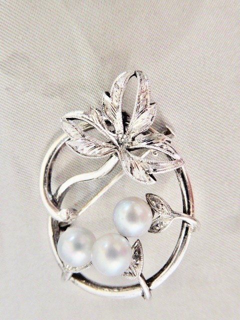 MIKIMOTO SIGNED VINTAGE BRIGHT CLEAN (3) 6 MM CULTURED AKOYA PEARLS STERLING PIN