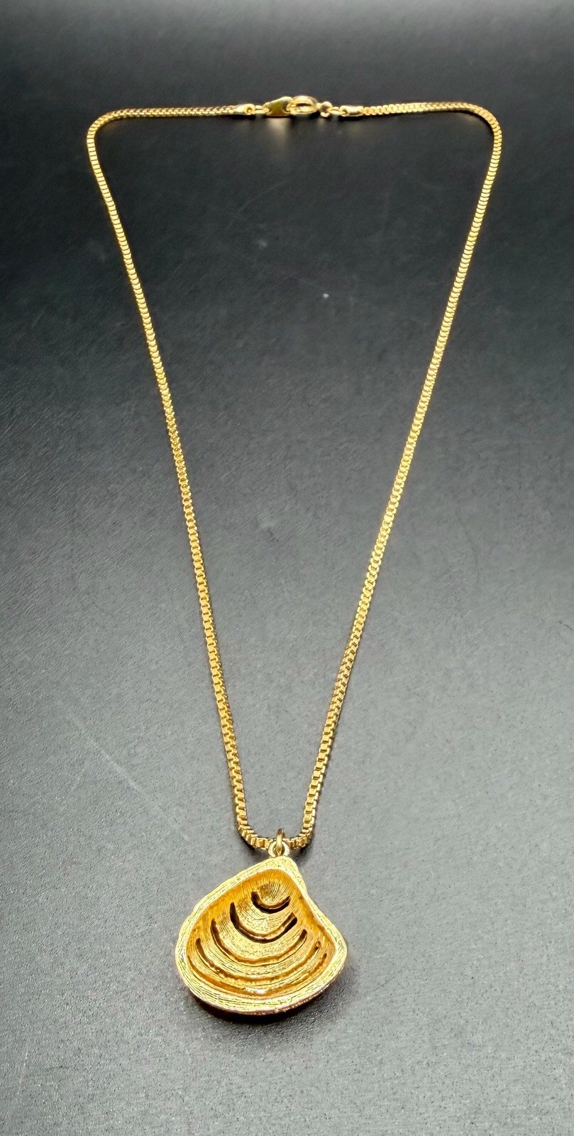 Gold Tone Sea Shell Beach Motif Pendant Vintage Necklace Box Chain 15”