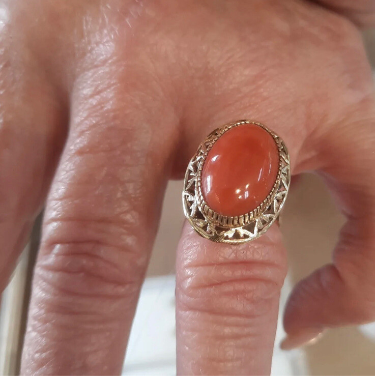 Vintage 18k Yellow Gold 17.5mm by 12mm Oval Coral Filigree Ring, Size 7 – 7.2 Gr