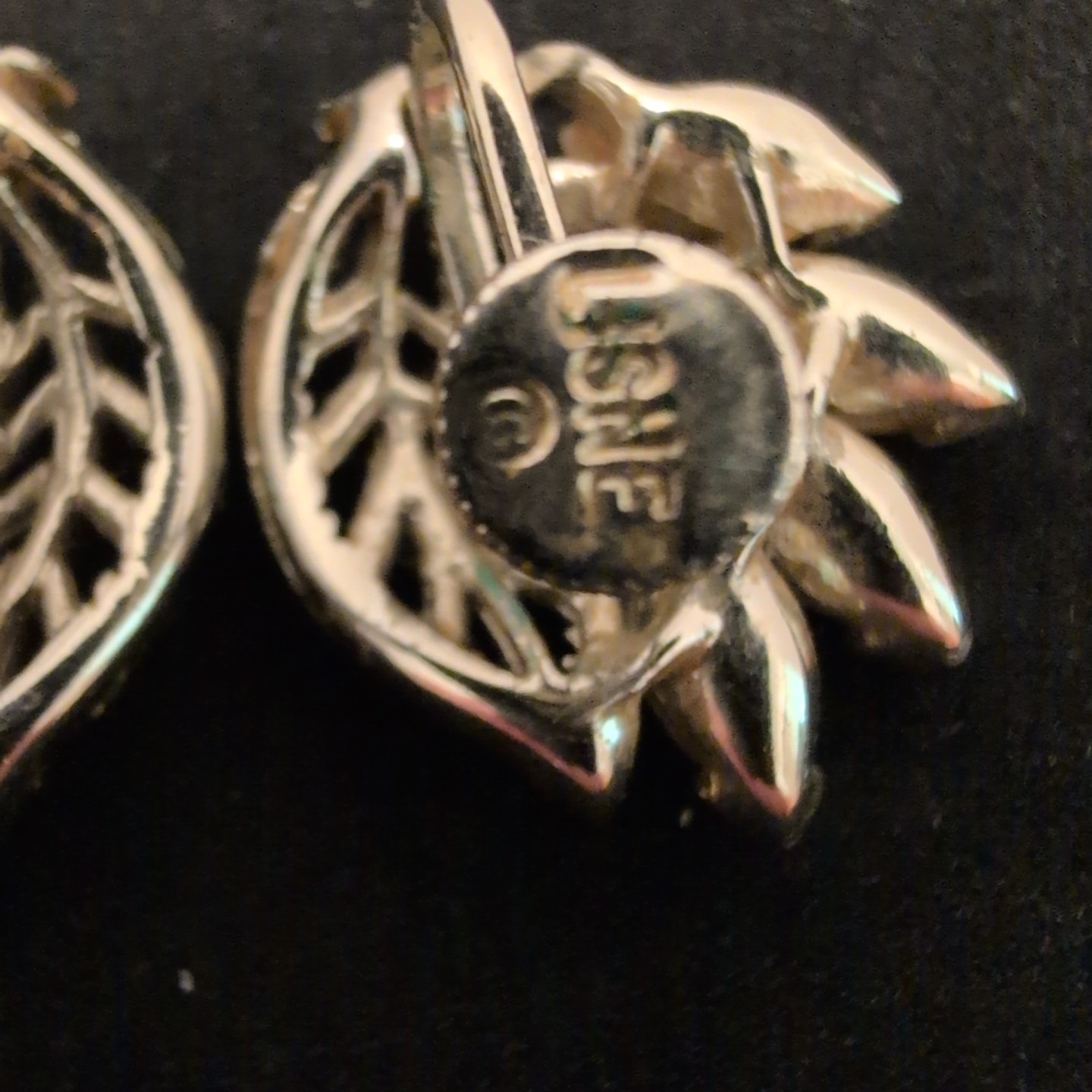 Vintage Lisner White Screw Back Earrings With Silver Tone Filigree 