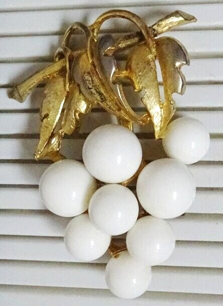 Chubby Vintage Bunch of White Thermoset Berries / Grapes Brooch Pin