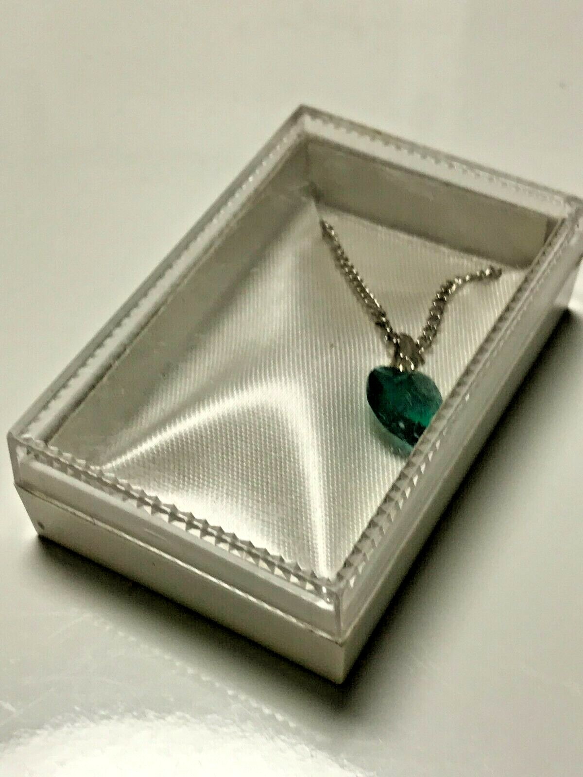 VTG NECKLACE~SIMULATED EMERALD HEART MAY BIRTHSTONE~15.5″~SILVER TONE W GIFT BOX
