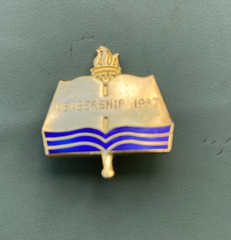1987 MEMBERSHIP GOLD PIN BACK PIN 1” TALL BLUE ENAMEL COLLEGE NOT SURE