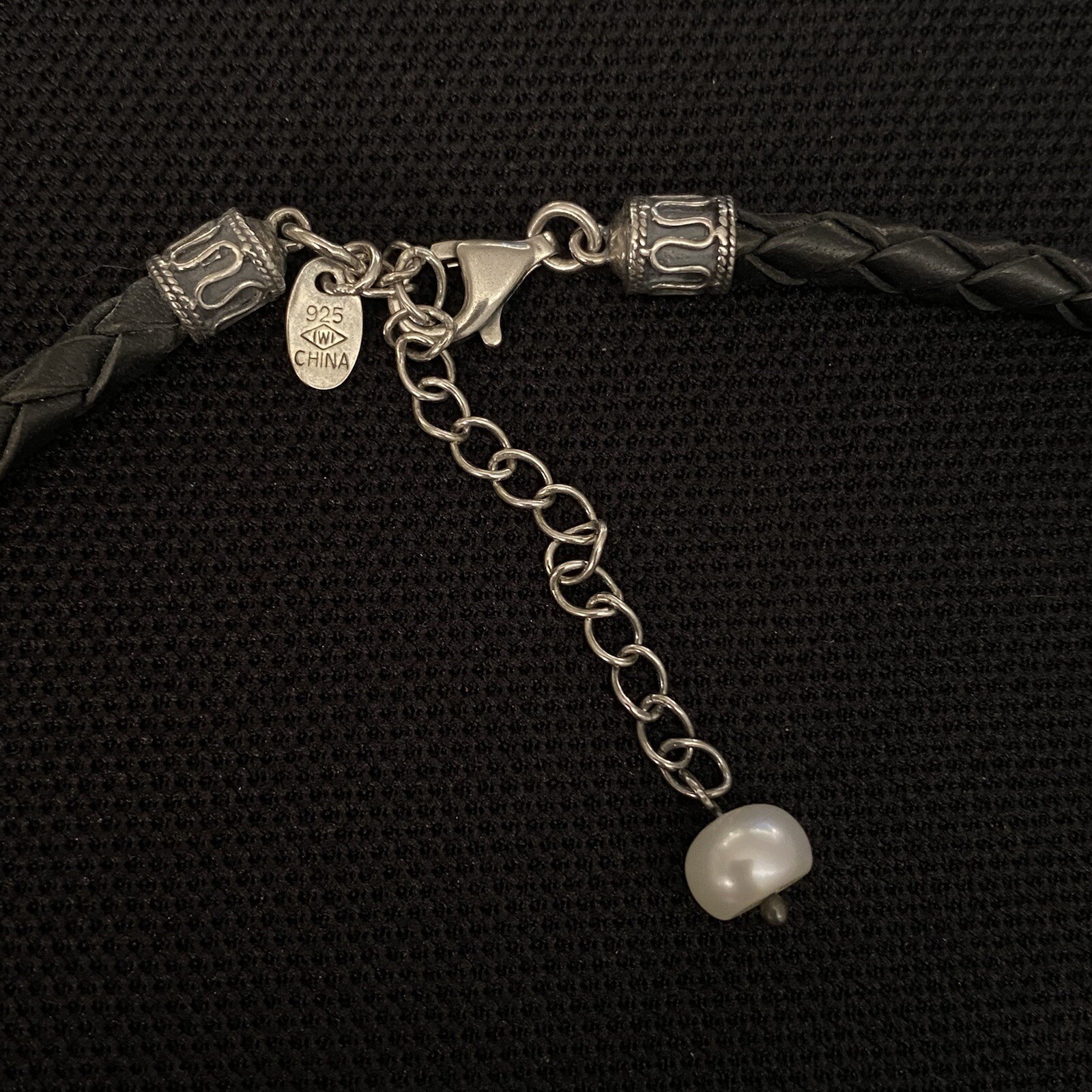 BEAUTIFUL ESTATE STERLING SILVER BUTTON PEARL LEATHER CORD NECKLACE 15”-17” LONG