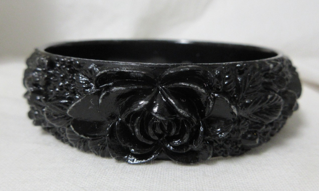Vintage Molded Black Lucite Floral Bangle Bracelet 7 1/2″