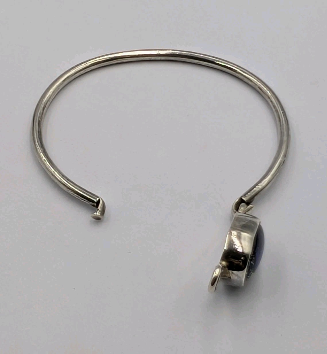 Vtg Sterling Silver Oval Multi Color Dichroic Glass Hook Bangle Bracelet – 16.6g
