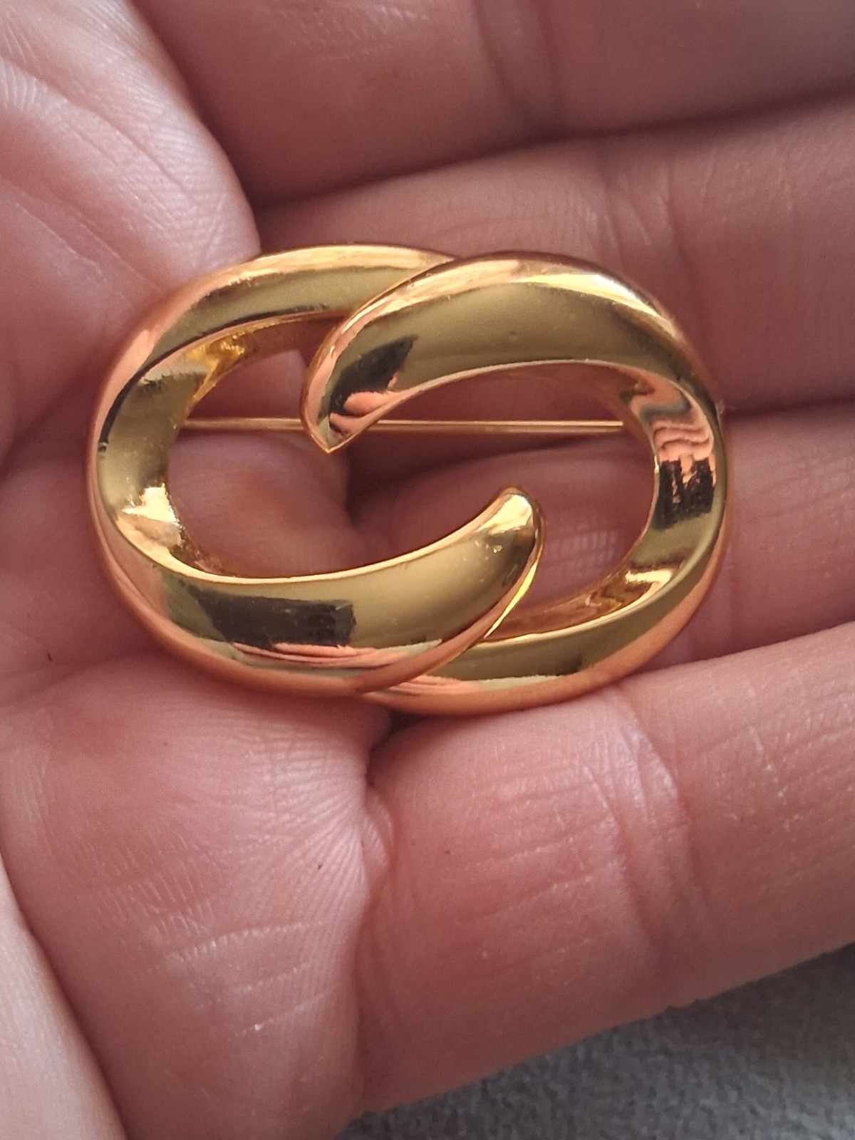 Christian Dior abstract interlocking circle gold-plated brooch. Vintage 1980s-90