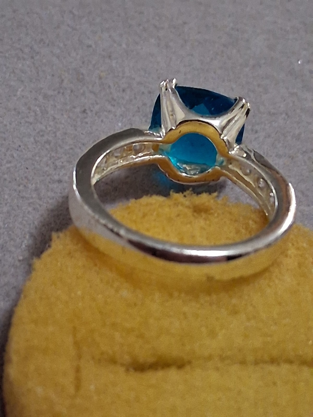 Blue cushion-cut glass stone ring w/clear stone accents, silverplate, SZ_7