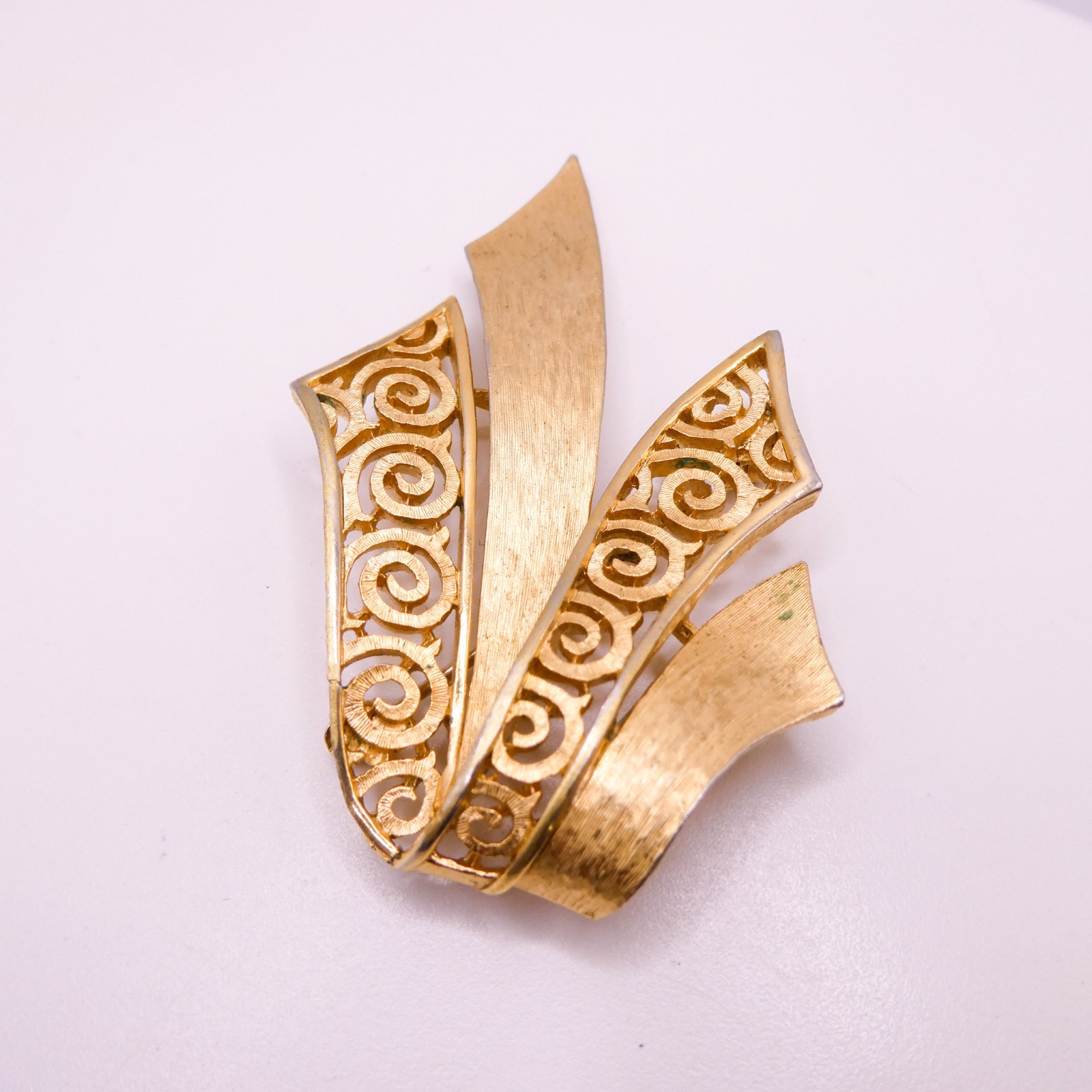 Crown Trifari Swirl Ribbon Textured Brushed Goldtone 2.75″ Openwork Brooch Pin