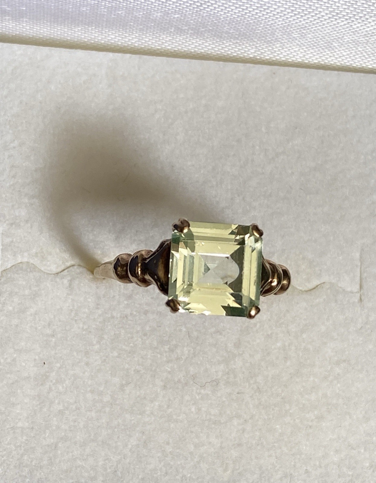 ANTIQUE 10K YELLOW GOLD URANIUM LIME GREEN SPINEL GEMSTONE RING size 6 ~ 1.7 g