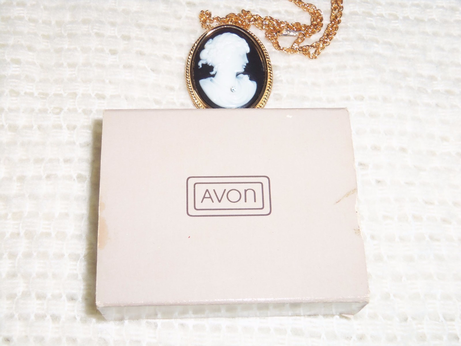 NEW Vintage 1984 AVON White in Black Cameo Pin / Pendant Chain Necklace 23.5”