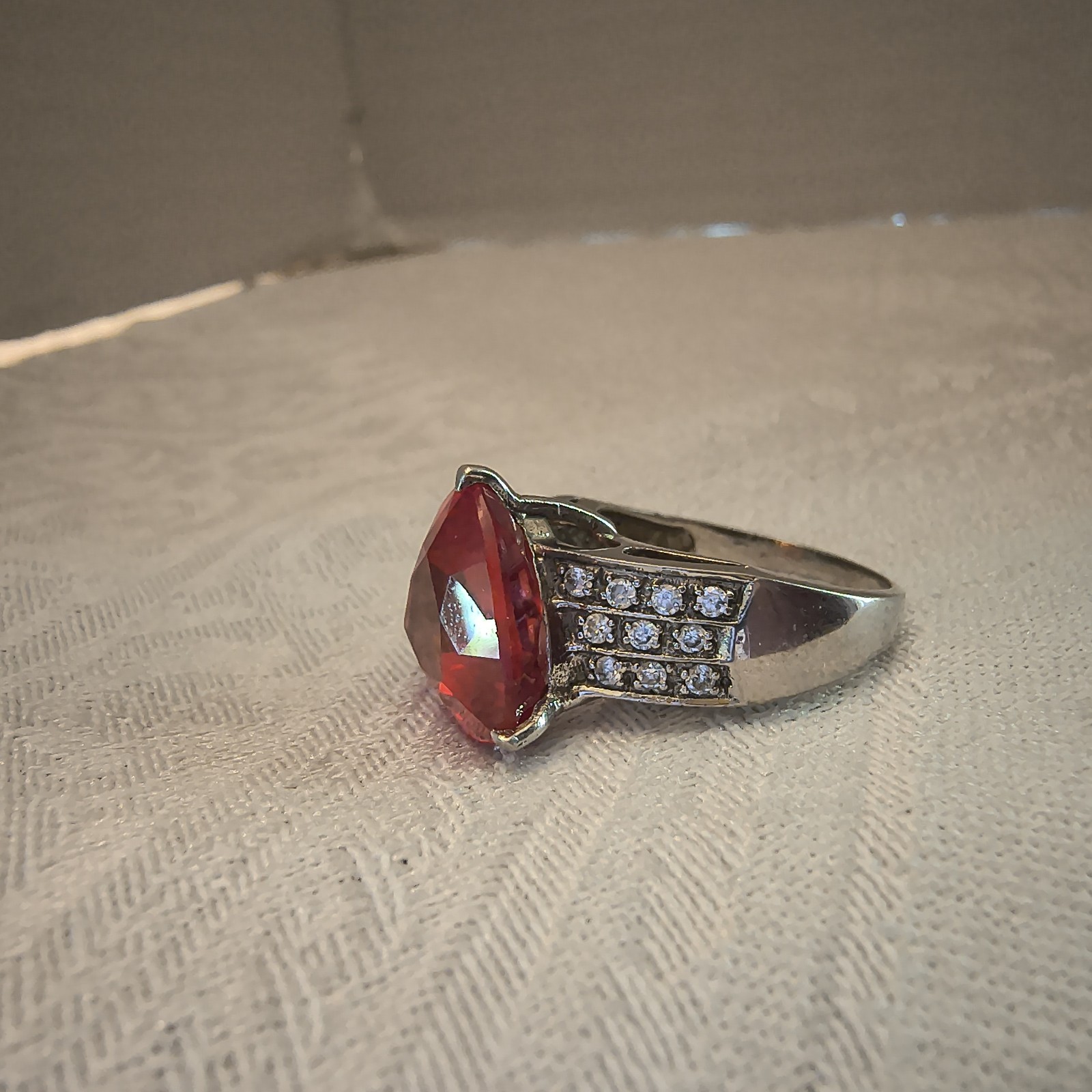 Sterling Silver Cocktail Ring W Trilliant Trillion Cut Red Crystal Gem Sz 6.75