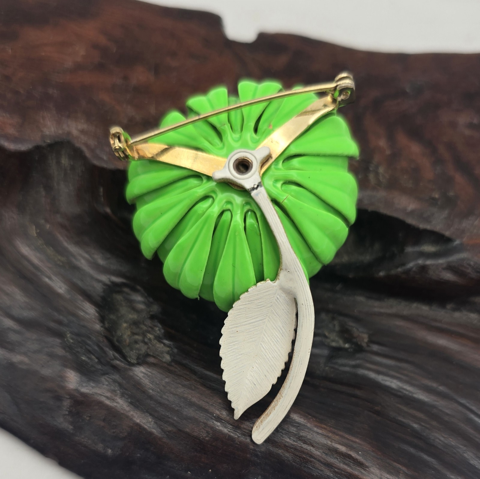 Vintage Retro Mod 60s Lime Green Enamel Metal Flower Pin Brooch