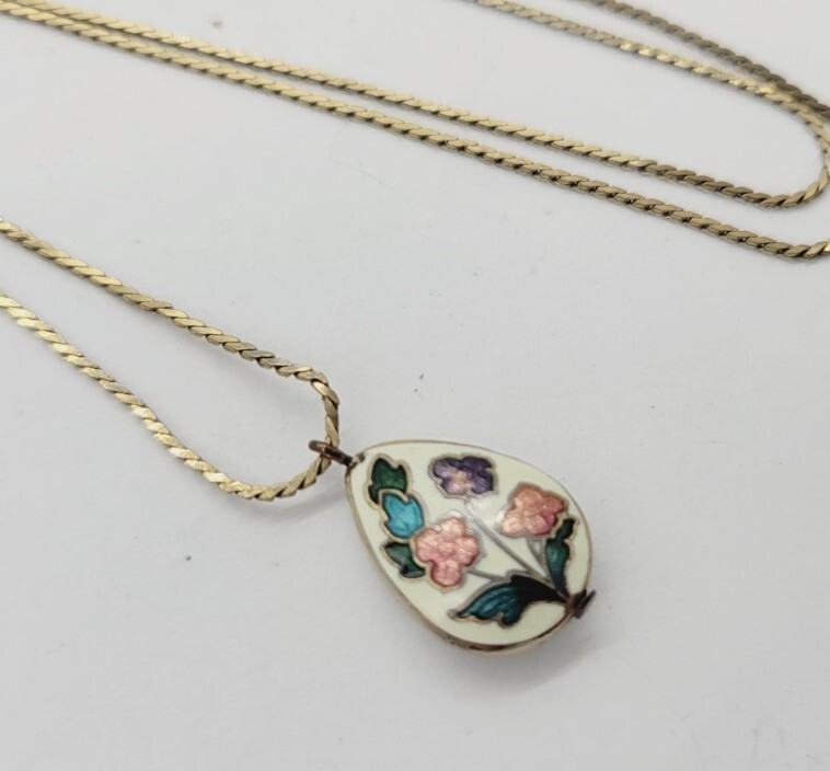 MONET Pendant Necklace Floral Enamel Gold tone RARE Vintage 16.5 in