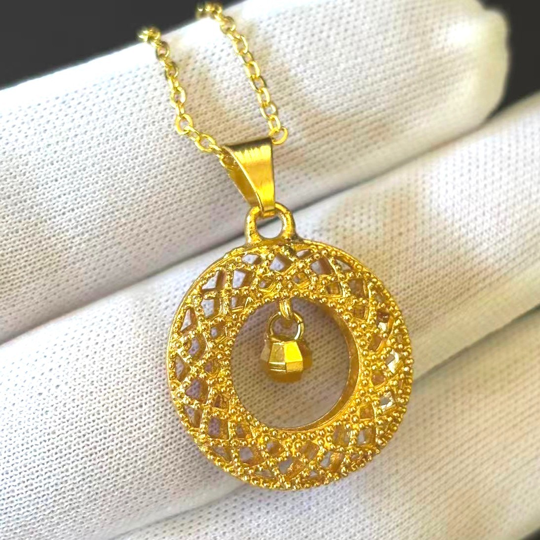 VTG Hollowed-out Pendant Necklace Gold-plated (NOT SURE) marked ‘999’, 19 inch