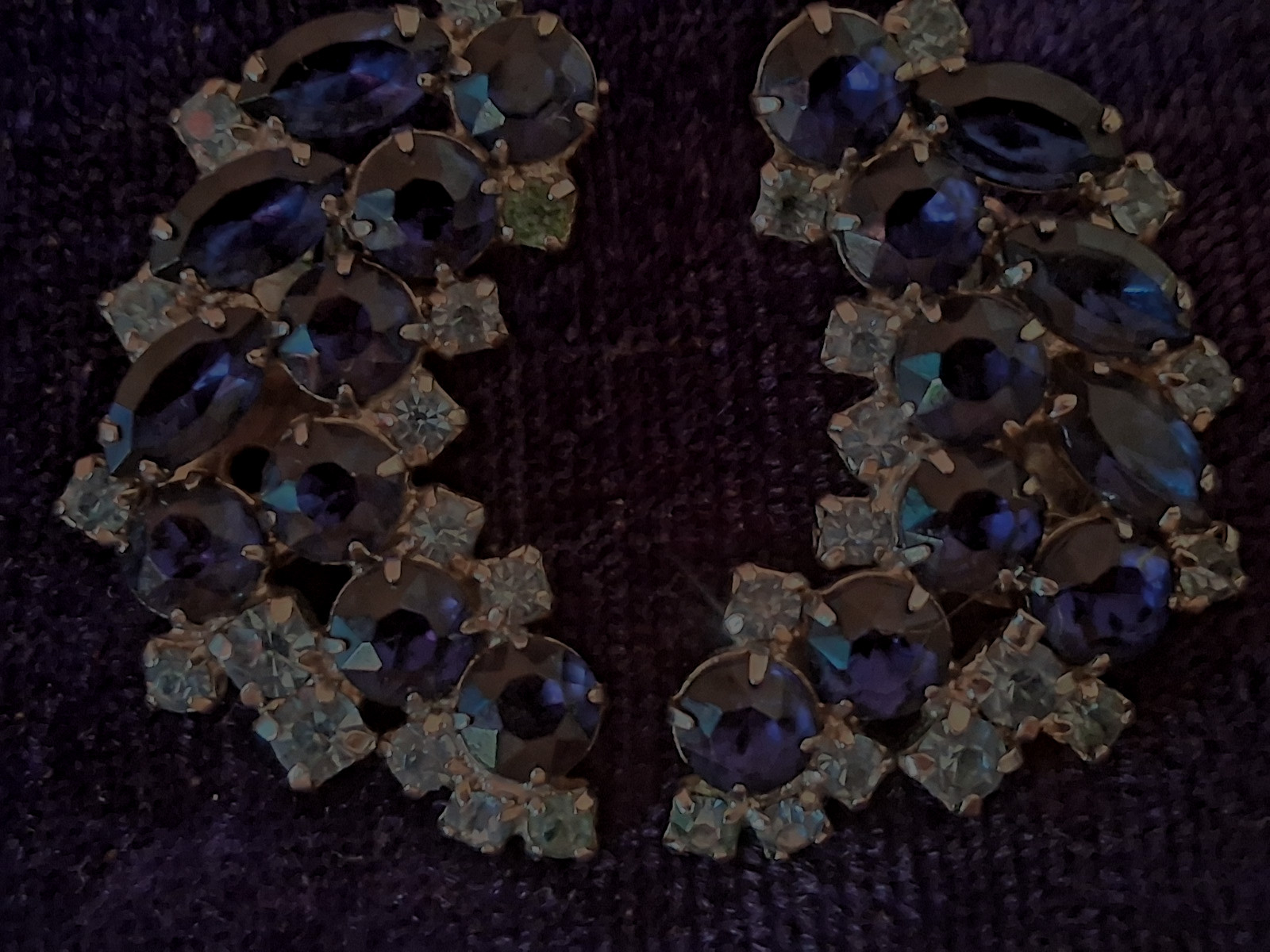 UNBRANED VINTAGE 1.5 X 3/4 ” WIDE DARK & LIGHT BLUE RHINESTONE CLIP EARRINGS