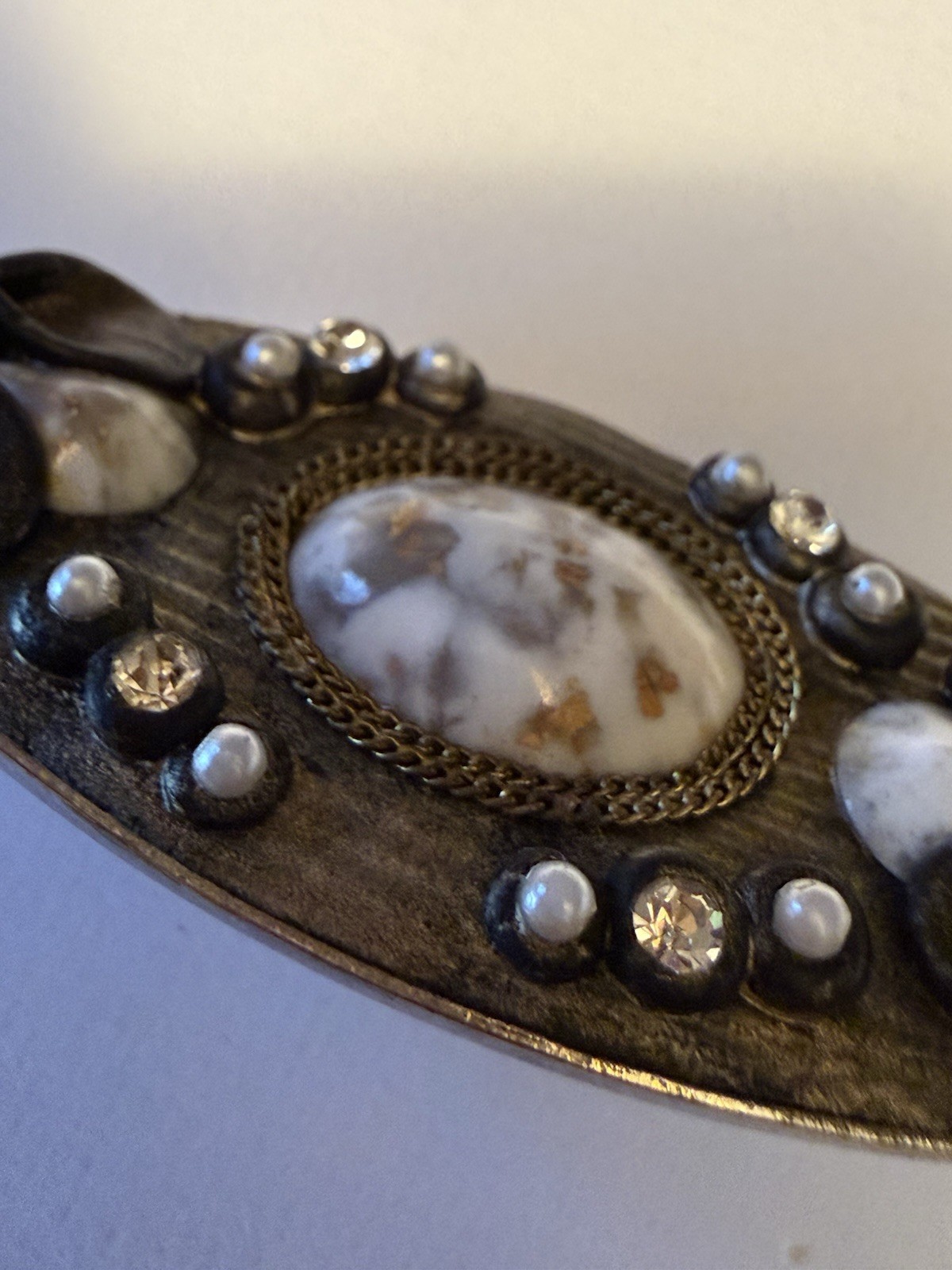 Unique VTG mixed media Brooch / Pot Metal / Rhinestones / Agate / Chain / Pearl
