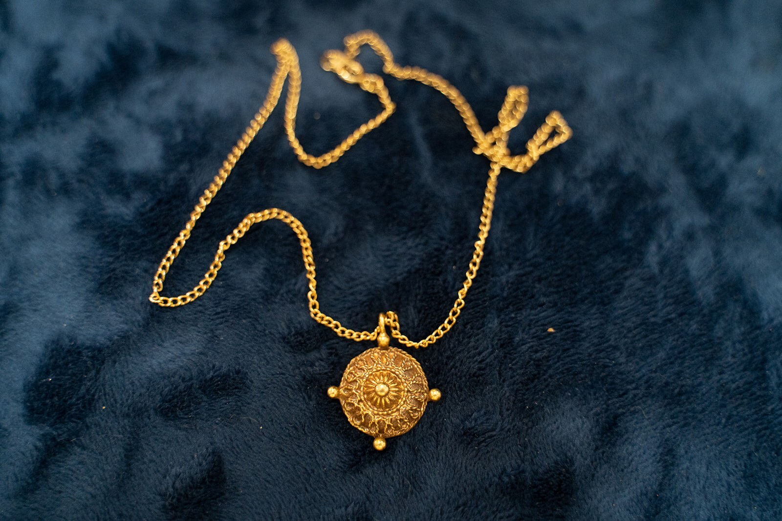 Vintage Coro Pendant Gold Nautical Circular Cannetille art deco nouveau pattern