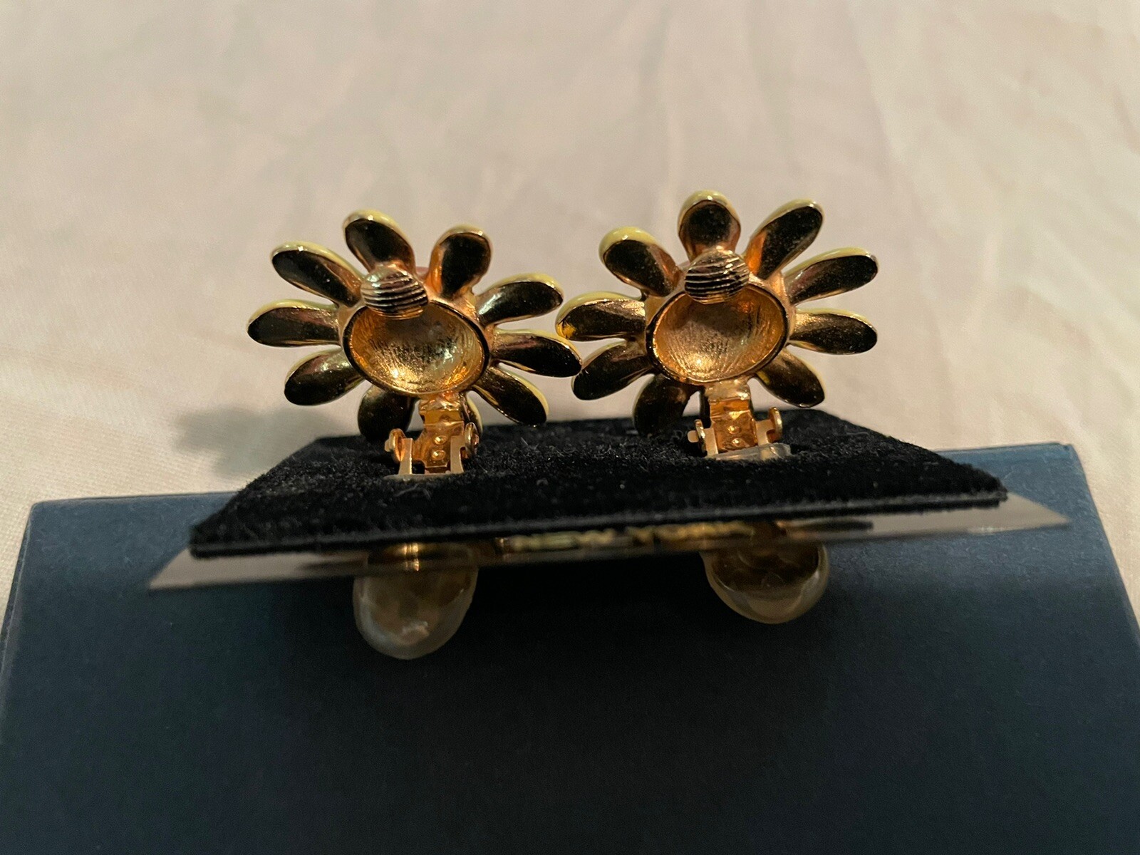 Gay Boyer Green Daisy Flower Enamel Clip Earrings New Vintage