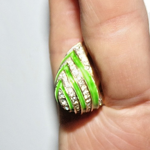 CROWN TRIFARI signed ring with amazing green enamel and rhinestones