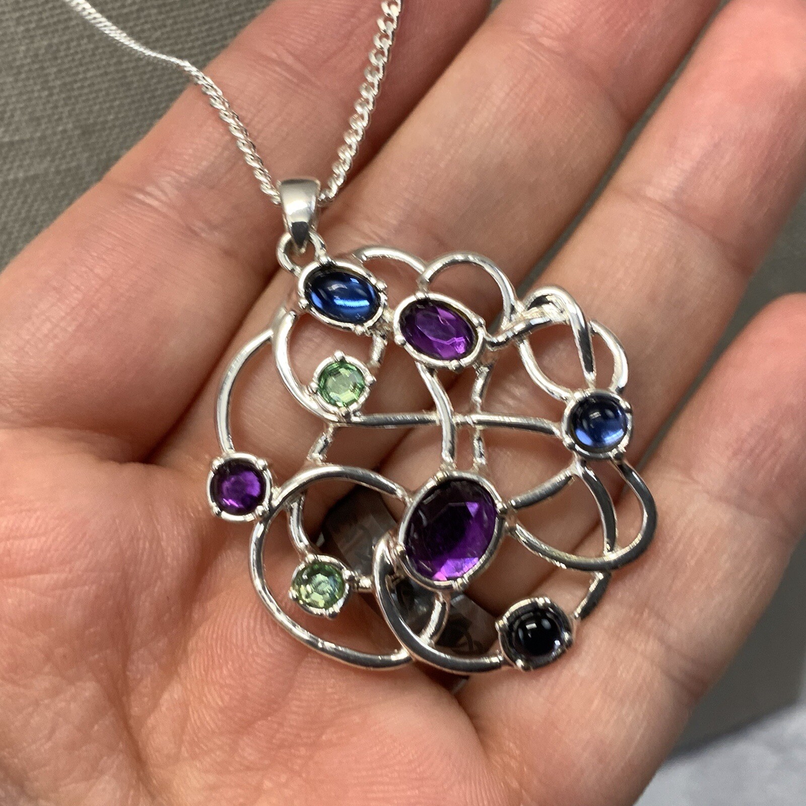 Modern avon NRT purple and blue glass tone swirl necklace in silver tone
