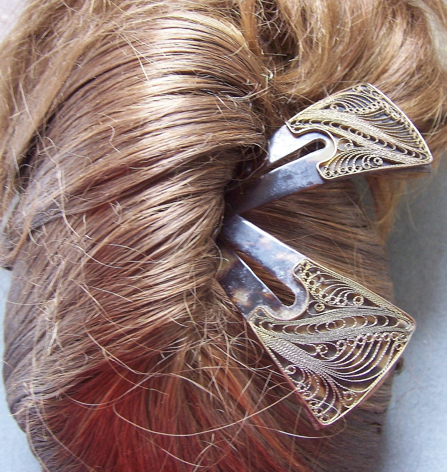 Two faux tortoiseshell hair combs with filigree decoration (AAG)