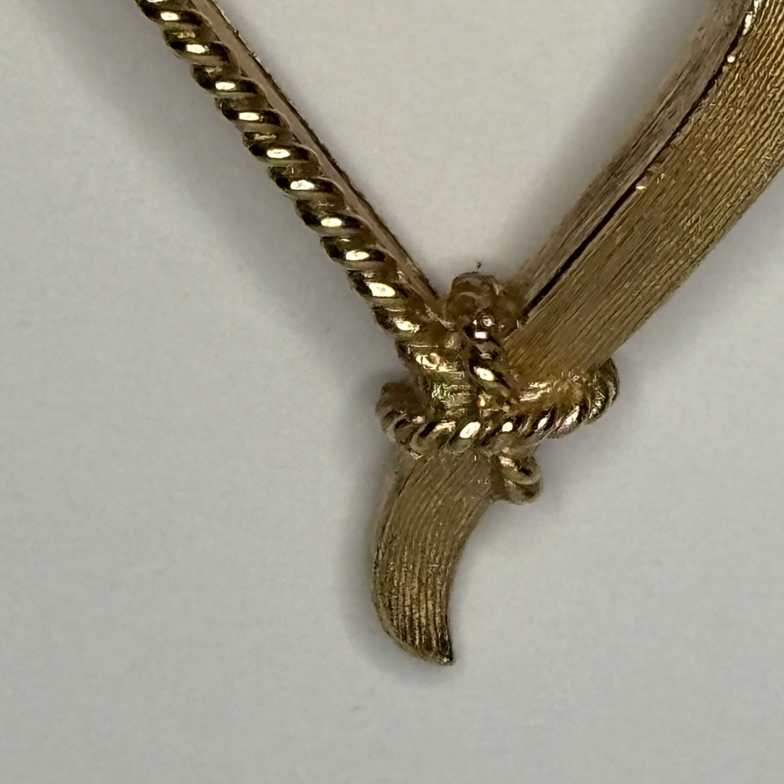 Crown Trifari Signed Vintage Textured Gold Tone Bow & Arrow Brooch Pin