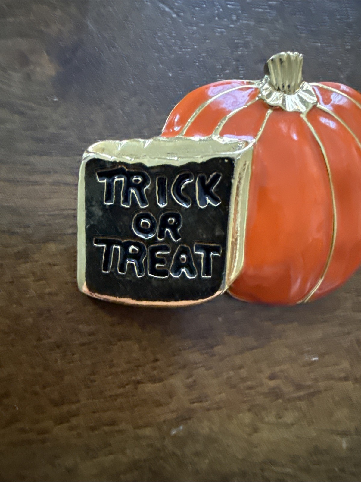 TRICK OR TREAT METAL & ENAMEL FINISH PUMPKIN HALLOWEEN BROOCH PIN JEWELRY VTG