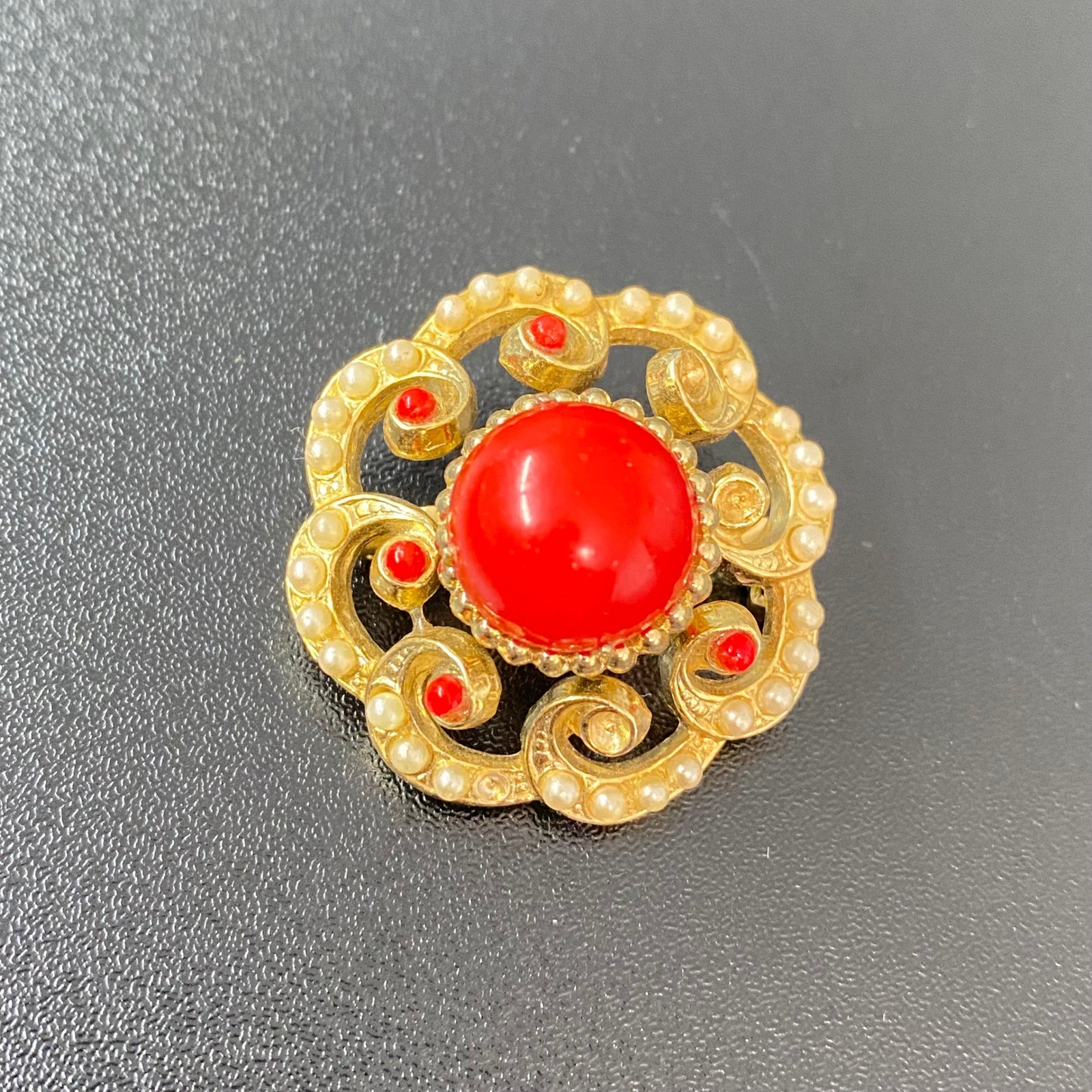 Coro Women Brooch OS Gold Red Faux Pearl Vintage Scroll Cabochon Pin *FLAWS