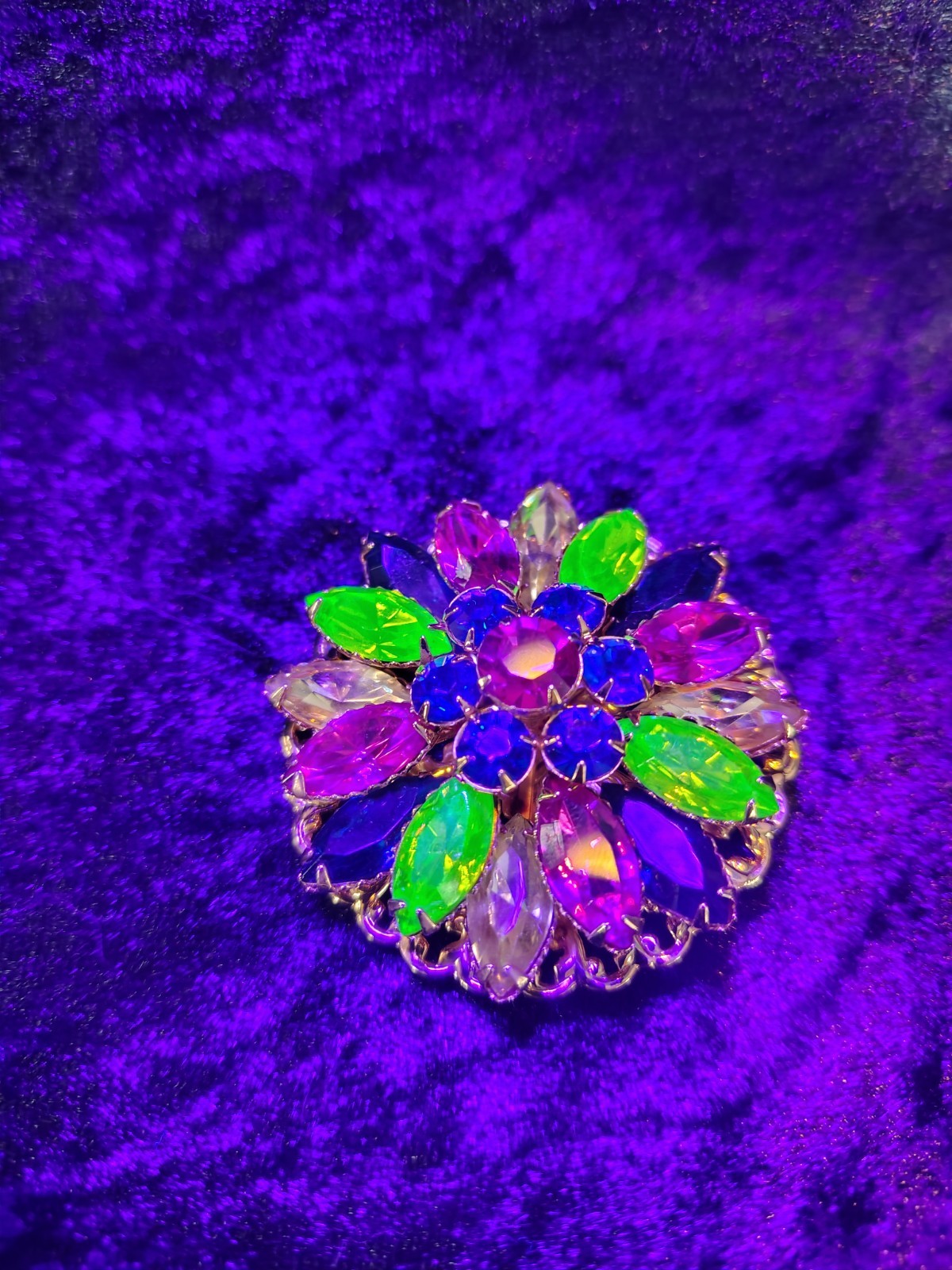 Vintage Multi color bright 1930s-1950s Uranium Glass Brooch Pin *GLOWS*