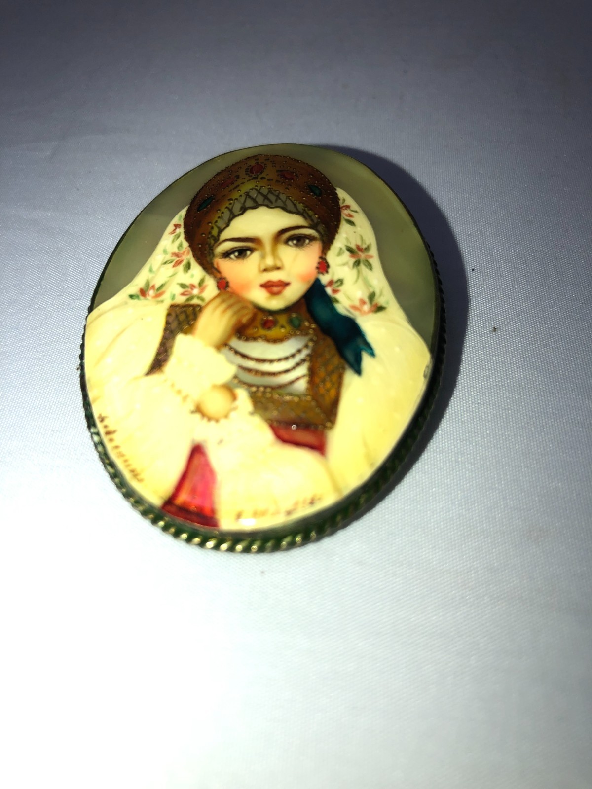Pretty Vtg Fedoskino (Style??) Mother of Pearl Folk Art Portrait Brooch-Signed