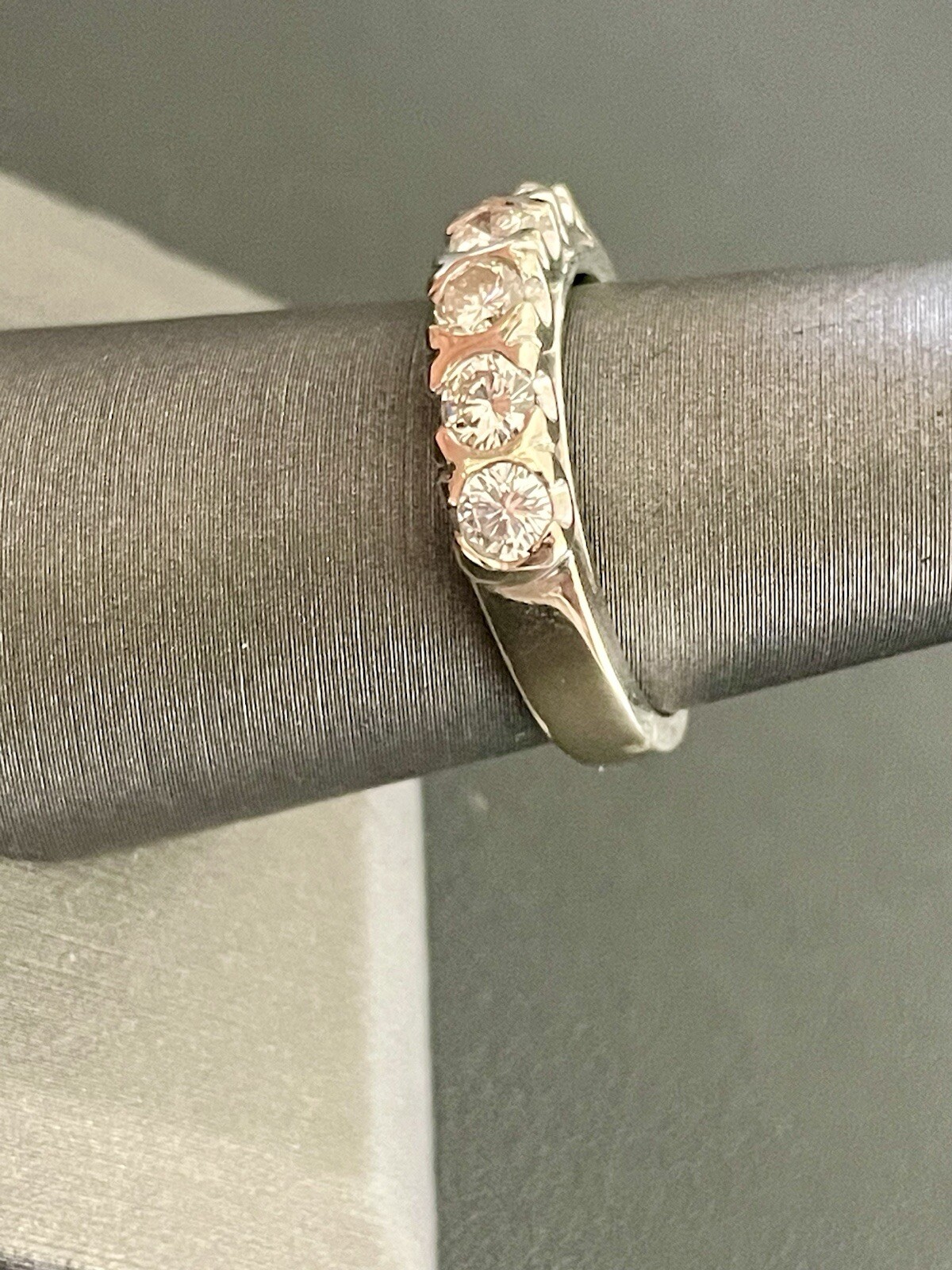 14k White Gold 1.00 ctw 5 Stone Diamond Band (H29)