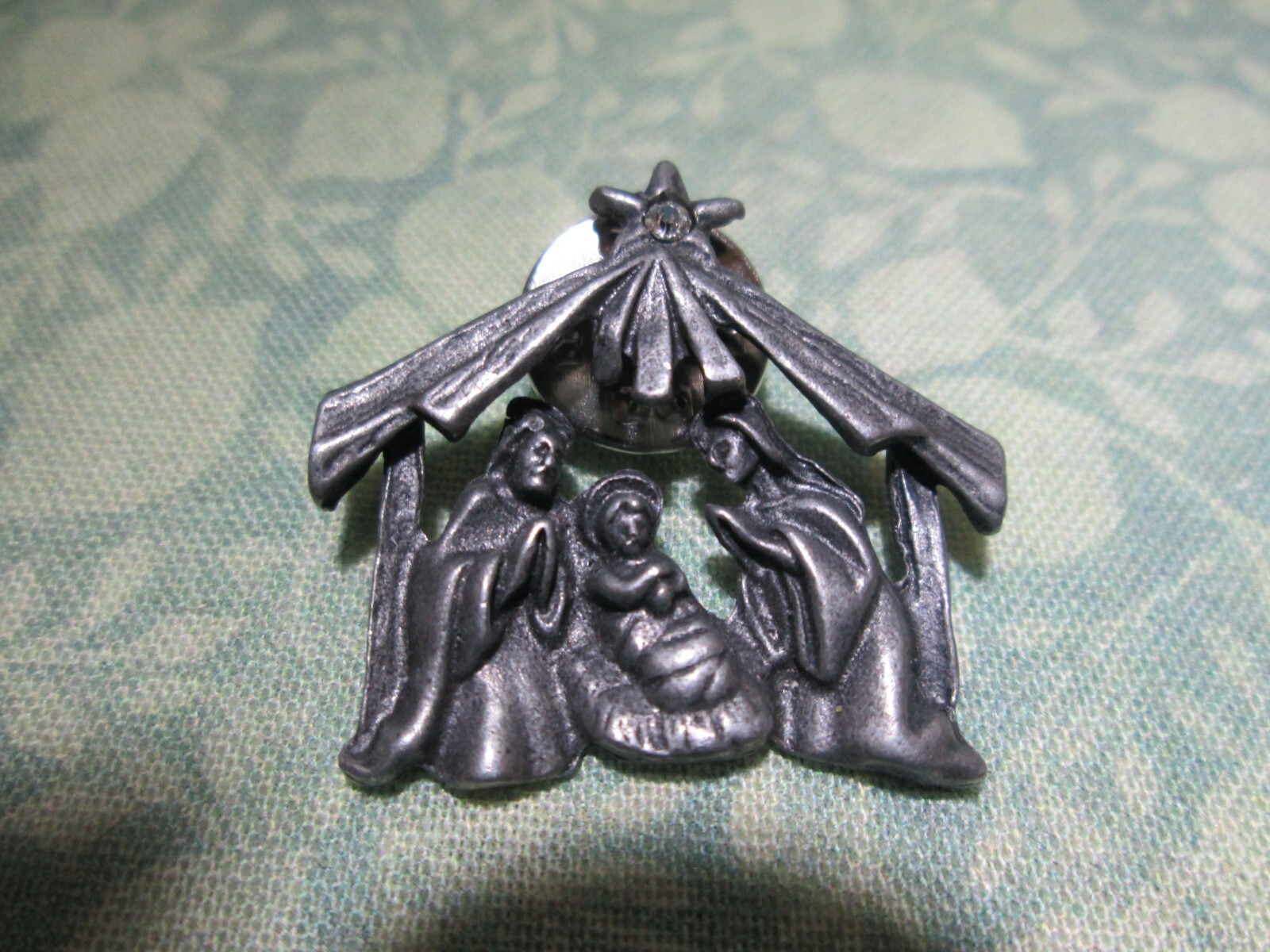 Nativity Lapel Pin Pewter Etched Look Baby Jesus Mary Joseph Christmas / Q