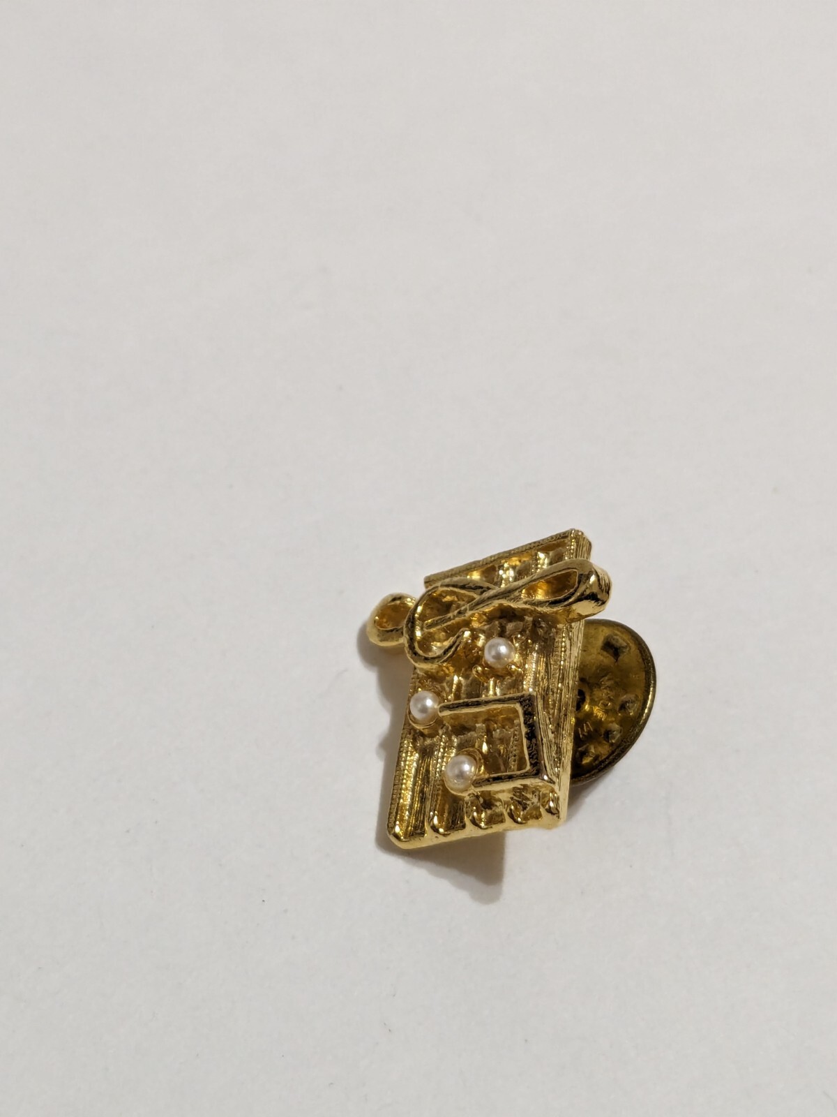 Gold Tone Musical Notes Brooch/Pin With Faux Pearls. 3/4″.