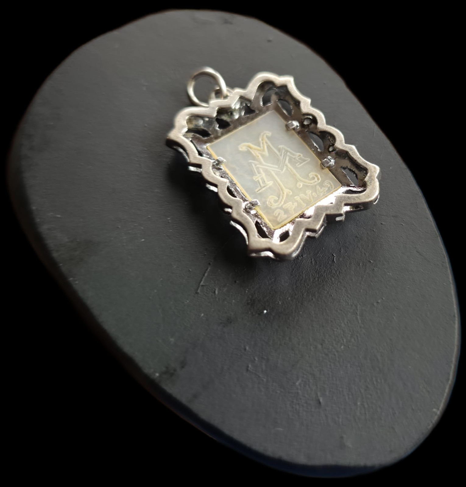 Religious Pendant Medal – Hand-Carved Virgin Mary in Mother-of-Pearl & Silver