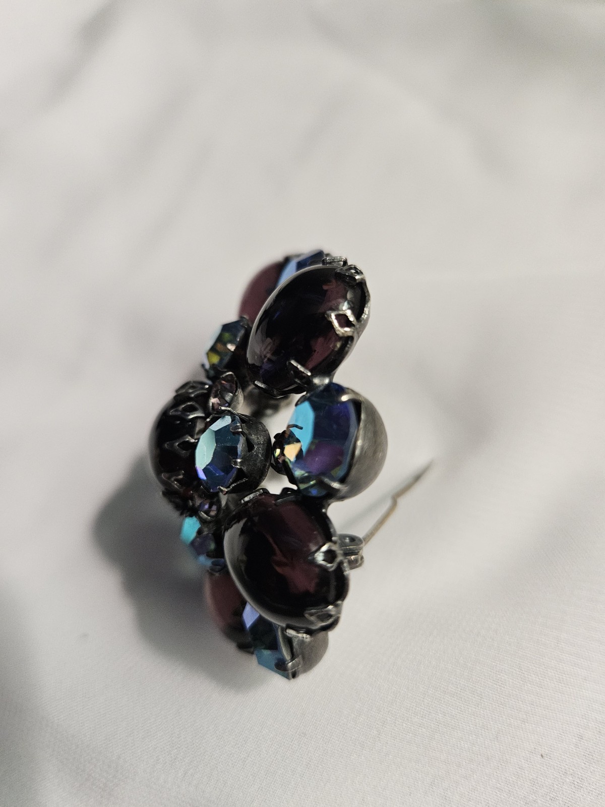 1950s VINTAGE REGENCY MID-CENTURY BLUE/PURPLE GIVRE GLASS DOMED BROOCH